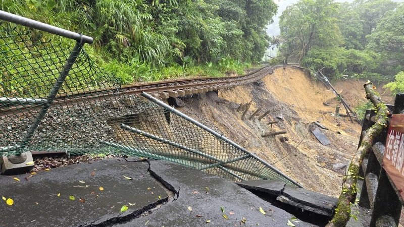雨勢持續，台鐵平溪線路基掏空，流失約100公尺。台鐵將邀集專家學者現場勘查後續邊坡緊急加固工法，待天氣穩定後開始施作。（讀者提供）中央社記者余曉涵傳真　114年10月22日