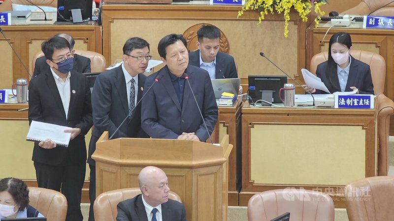台灣出現首例疑似非洲豬瘟案例,新北市副市長朱惕之(中排右1)表示,已召開非洲豬瘟緊急應變會議,並對養豬場啟動聯合稽查。中央社記者王鴻國攝 114年10月22日