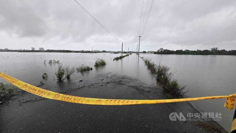 受風神颱風外圍環流共伴效應影響，宜蘭縣連日間歇性大雨，地勢低漥的五結鄉利澤村五十二甲濕地附近22日淹水，最深處約積水30公分，放眼望去，農田與農路成一片汪洋。警方已拉起封鎖線，避免人車進入發生危險。中央社記者沈如峰宜蘭縣攝 114年10月22日