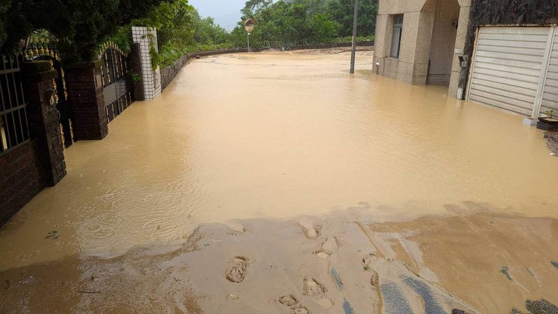 新北市汐止區長青路因雨勢不斷,22日發生土石坍方,泥水流入老爺山莊社區。市府工務局派員搶修,目前已完成撤離安置作業。(新北市工務局提供)中央社記者曹亞沿傳真 114年10月22日