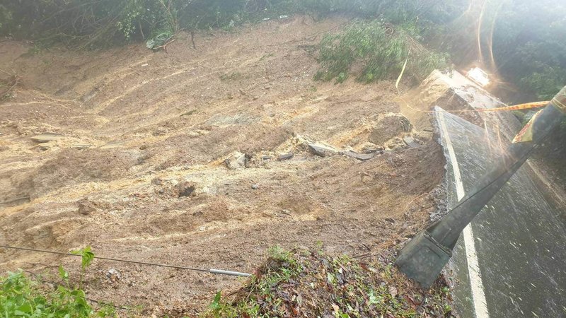 新北市汐止區長青路老爺山莊因雨勢不斷,22日土石坍方影響通行,工務局調派人員及機具到場搶修。(新北市工務局提供)中央社記者曹亞沿傳真 114年10月22日