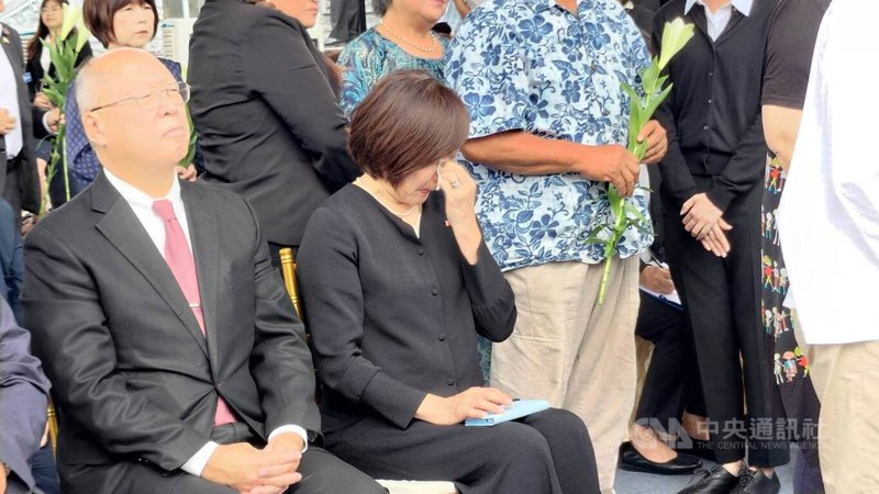 前日本首相安倍晉三遺孀安倍昭惠(前左2)22日率日本安倍後援會成員,前往高雄紅毛港保安堂的安倍晉三銅像前獻花致意。見到眾人向安倍銅像獻花,安倍昭惠神色哀傷,頻頻拭淚。中央社記者蔡孟妤攝 114年10月22日