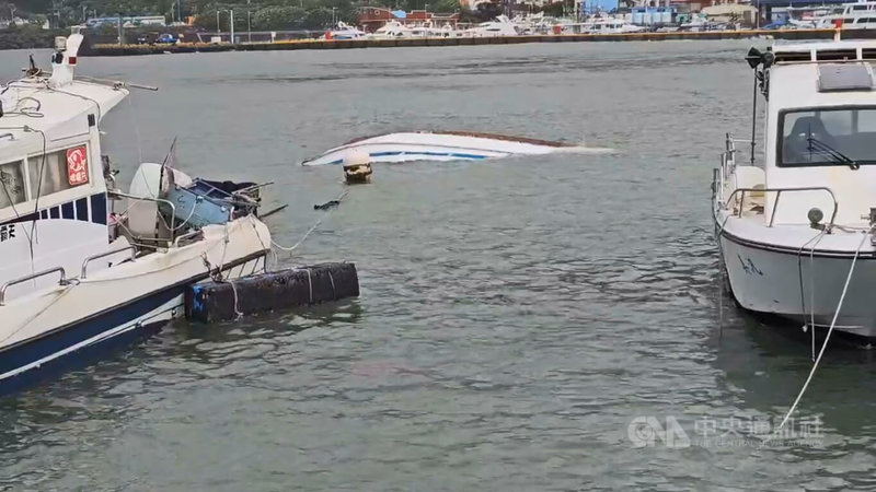 受東北季風與颱風外圍環流影響，基隆市碧砂漁港外海域掀起長浪，巨浪越過防波堤打入遊艇區，造成3艘船舶沉沒及1艘船舶半沉，市府將待天候穩定時，協助船主將船舶吊掛上岸。中央社記者王朝鈺攝　114年10月22日