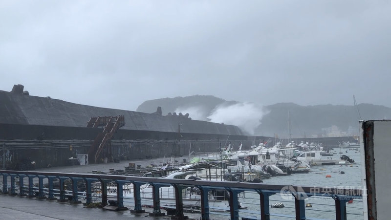 受東北季風與颱風外圍環流影響,基隆市碧砂漁港外海域掀起長浪,巨浪越過西區防波堤打入遊艇區,船舶雖已將纜繩綁在繫船柱,仍不敵強勁風勢和越堤浪,不時搖搖晃晃。中央社記者王朝鈺攝 114年10月22日