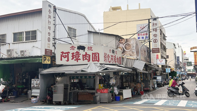 台中一處養豬場通報疑似非洲豬瘟案例,農業部22日宣布,全台豬隻禁運禁宰5天。彰化市「阿璋肉圓」業者指出,如果買不到溫體豬肉只好休息。中央社記者吳哲豪彰化攝 114年10月22日