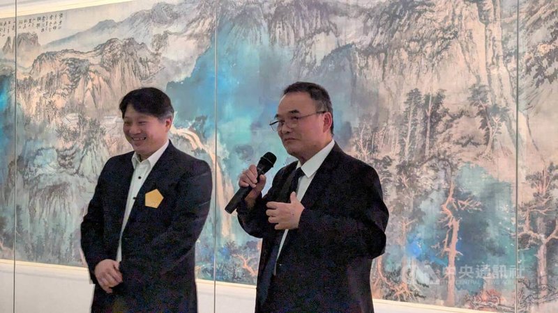 台南國家美術館籌備處推出「福爾摩沙時代」大展,國立故宮博物院院長蕭宗煌(右)、書畫文獻處長何炎泉(左)22日帶領媒體導覽書畫名家張大千作品「廬山圖」。中央社記者王寶兒攝 114年10月22日