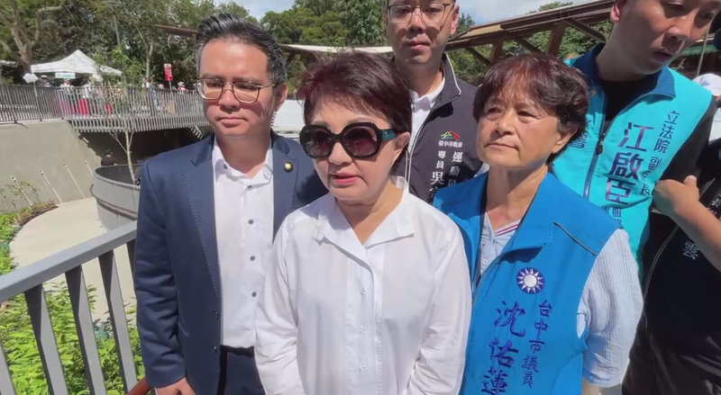 台灣出現首例疑似非洲豬瘟案例,農業部從台中一處養豬場死亡豬隻驗到非洲豬瘟陽性反應。台中市長盧秀燕(前中)22日接受媒體聯訪時表示,會與中央攜手合作,避免事件再擴大。(民眾提供)中央社記者蘇木春傳真 114年10月22日