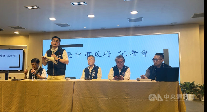 台中一處養豬場疑似出現非洲豬瘟,遭質疑是否拖延時間採檢。市府農業局長張敬昌(左2)22日在記者會說明,14日接獲化製場通報豬隻死亡,到場研判沒有典型非洲豬瘟症狀而未採檢,20日再接通報才採檢送驗。中央社記者郝雪卿攝 114年10月22日