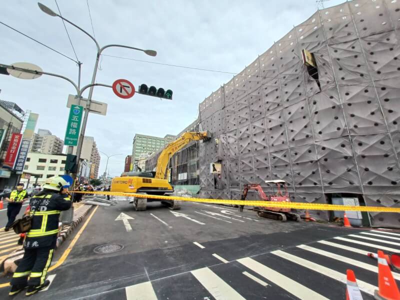 台中地區22日刮起大風,西區舊中央市場大樓工地發生鷹架倒塌案件,警消獲報到場後,將1名傷者送醫,並交通管制封鎖道路處理中。(翻攝照片)中央社記者蘇木春傳真 114年10月22日