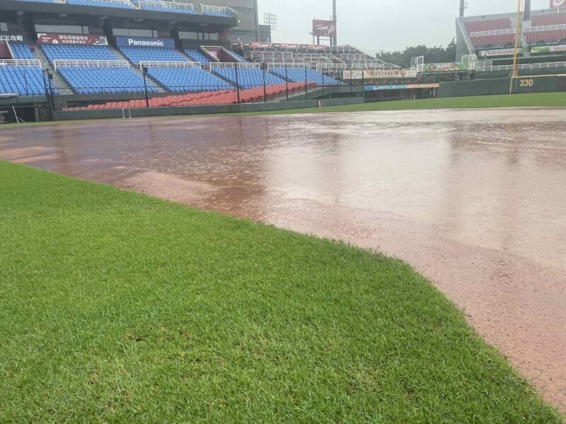 受雨勢影響，原本預計在22日桃園棒球場舉行的中職總冠軍賽第4戰，將延至23日進行。（中華職棒提供）