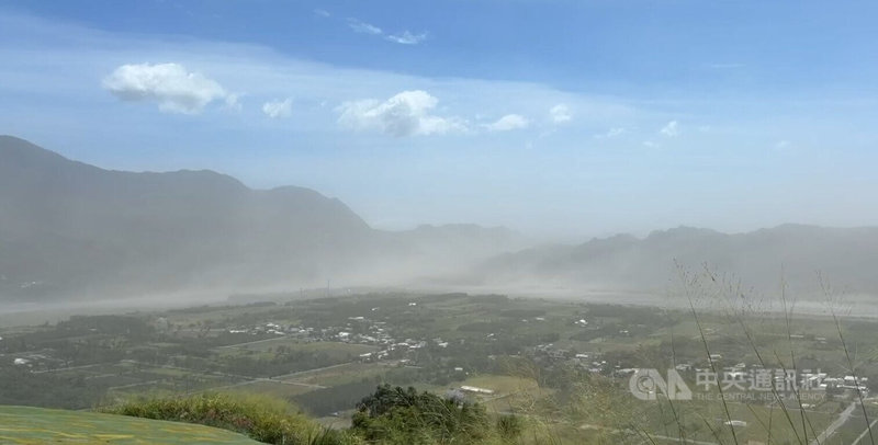 東北風增強,22日台東市區和台東縱谷籠罩風飛沙,一片灰濛濛。中央社記者盧太城台東攝 114年10月22日