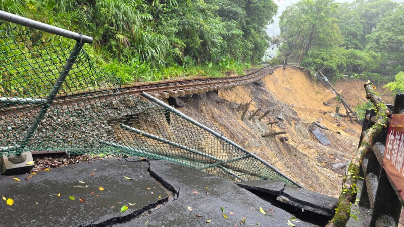 雨勢持續,台鐵平溪線路基掏空,流失約100公尺。(讀者提供)中央社記者余曉涵傳真 114年10月22日