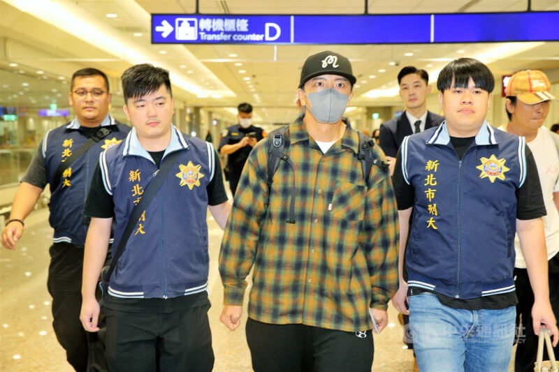 藝人閃兵案延燒,檢警21日已拘提4藝人,男團Energy成員坤達(前中)因出國工作未到案,22日清晨搭機返台。被拘提但未上銬的坤達僅低調表示謝謝關心。中央社記者吳睿騏桃園機場攝 114年10月22日