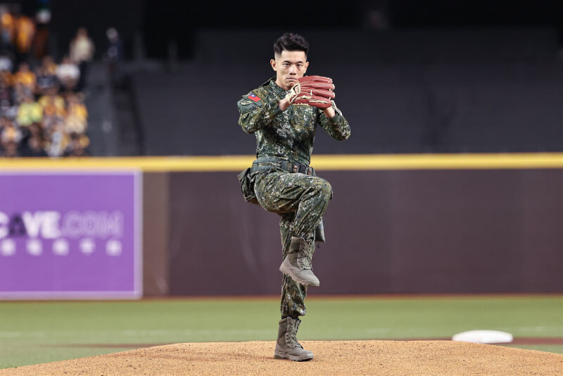 中職總冠軍賽21日在台北大巨蛋進行第3戰,主場球隊樂天桃猿隊邀請在花蓮光復救災時,贈與女童帽子的暖心士官長陳保宏擔任開球嘉賓。(中華職棒提供)
