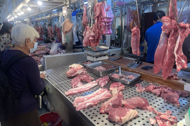 圖為民眾前往北投中繼市場購買豬肉。中央社記者徐肇昌攝 114年10月22日