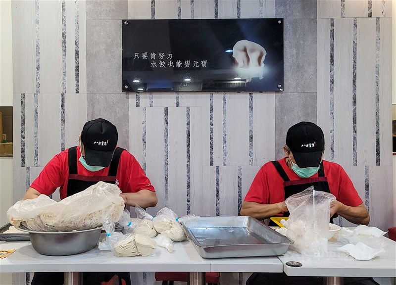 圖為八方雲集門市員工製作鍋貼水餃。(中央社檔案照片)
