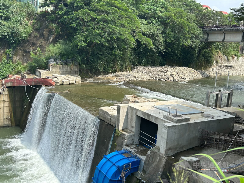 食水嵙溪電廠是全台首座由縣市政府主導開發,並在區域排水設置的小水力發電。一期工程已於民國113年7月完工啟用,二期擴建正緊鑼密鼓,計畫在下游跌水工增設機組,利用尾水再次發電。中央社記者林孟汝攝 114年10月22日