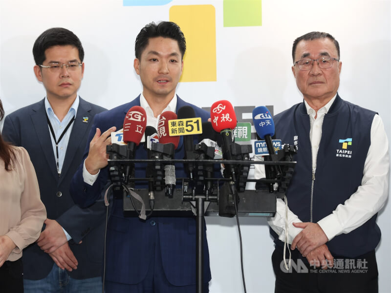 輝達（NVIDIA）進駐北士科T17、T18基地僵局有解，新光人壽22日宣布如北市府同意返還已支付相關成本前提下，將與市府合意解除地上權契約。對此，台北市長蔣萬安（中）傍晚在市政大樓受訪回應。右為副市長李四川、左為法務局長連堂凱。中央社記者張新偉攝　114年10月22日