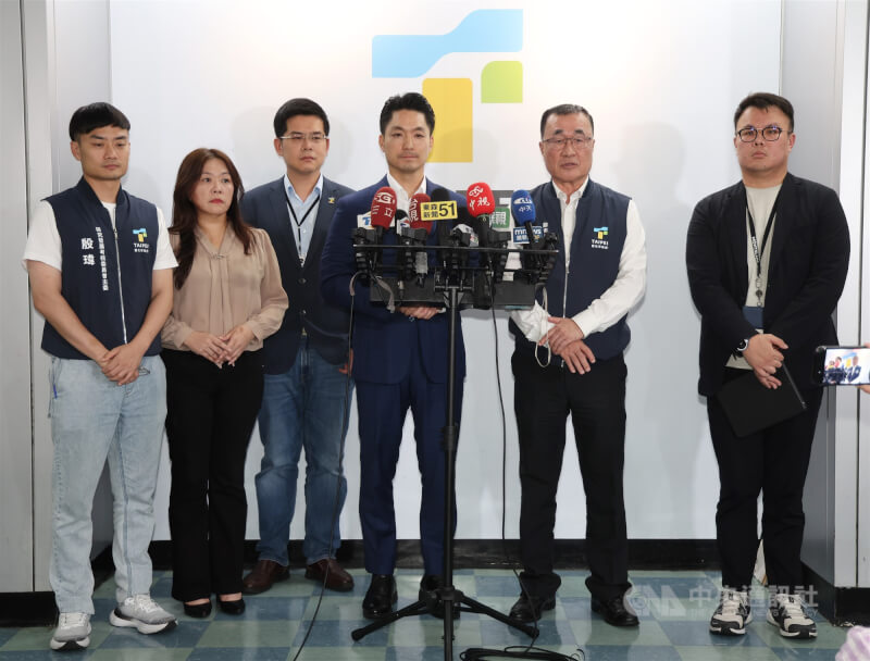 新光人壽22日舉行記者會宣布,在北市府同意返還已支付的相關成本前提下,與市府合意解除北士科T17、T18地上權契約,俾利輝達(NVIDIA)進駐。台北市長蔣萬安(右3)傍晚出面接受媒體聯訪時表示,盡快坐下來談,即刻進行。中央社記者張新偉攝 114年10月22日