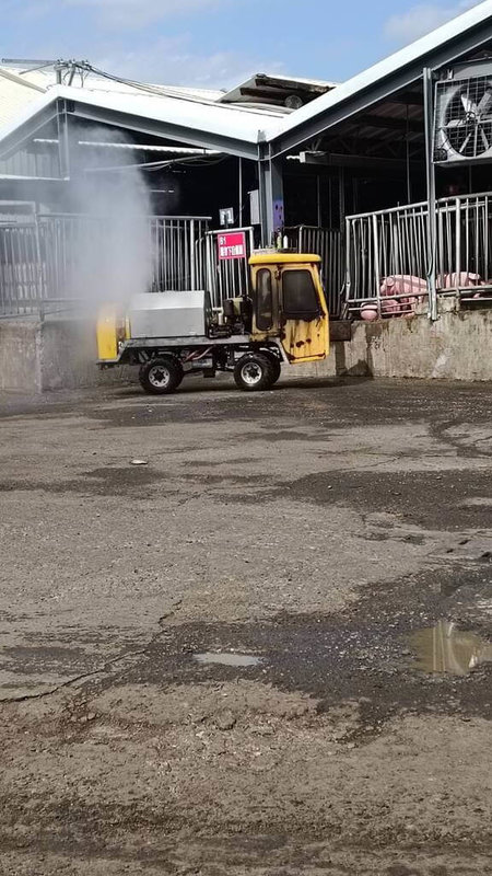 雲林縣肉品市場22日早上完成繫留欄和場區消毒,目前市場內尚有2000頭豬隻待宰,市場正在與豬農溝通如何處置。 (肉品市場提供)中央社記者姜宜菁傳真 114年10月22日