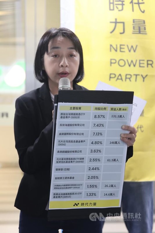 時代力量22日上午與長榮航空企業工會前往長榮航空台北分公司舉行「百萬股東站出來、挺空服員護勞權」記者會，時代力量黨主席王婉諭（圖）指出，長榮航空作為上市櫃公司，應該對24萬名股東負責，同時呼籲股東勇敢站出來發聲，挺空服員勞權。中央社記者趙世勳攝 114年10月22日