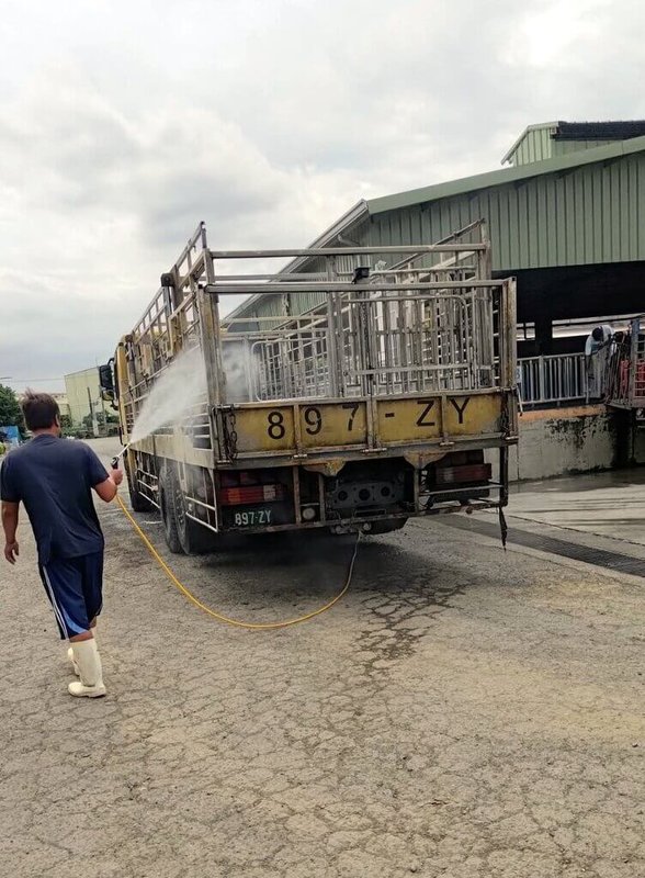 台中梧棲養豬場爆發首例疑似非洲豬瘟案例,嘉義市政府22日第一時間啟動防疫作為,包括督導肉品市場防疫作業,要求派駐人員落實場內設施與運輸車輛消毒等。(嘉義市政府提供)中央社記者黃國芳傳真 114年10月22日