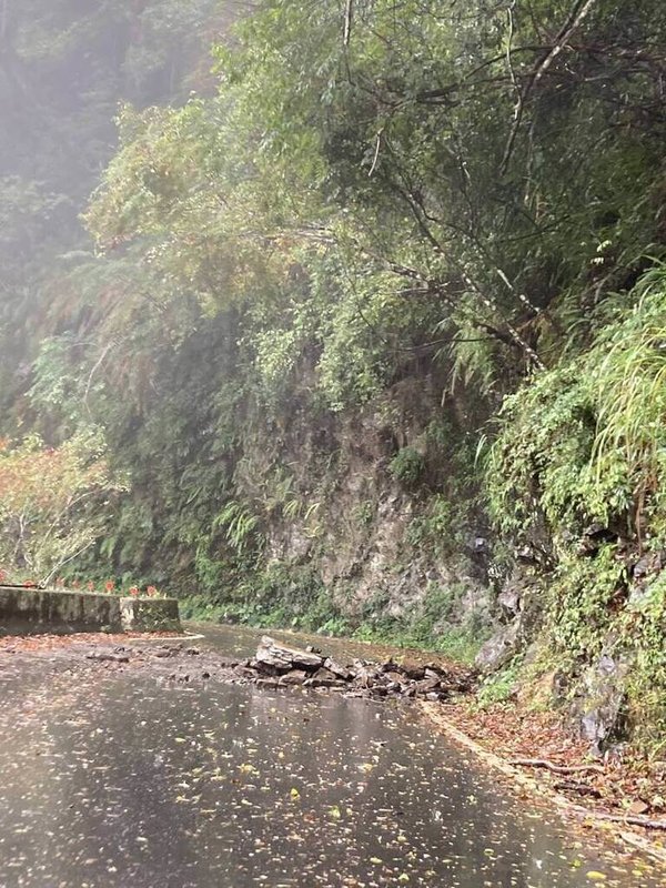 新竹地區雨勢不斷，新竹縣尖石鄉公所表示，22日有部分山區道路出現零星落石，已通知廠商清除並待命，暫不影響通行。（尖石鄉公所提供）中央社記者魯鋼駿傳真　114年10月22日