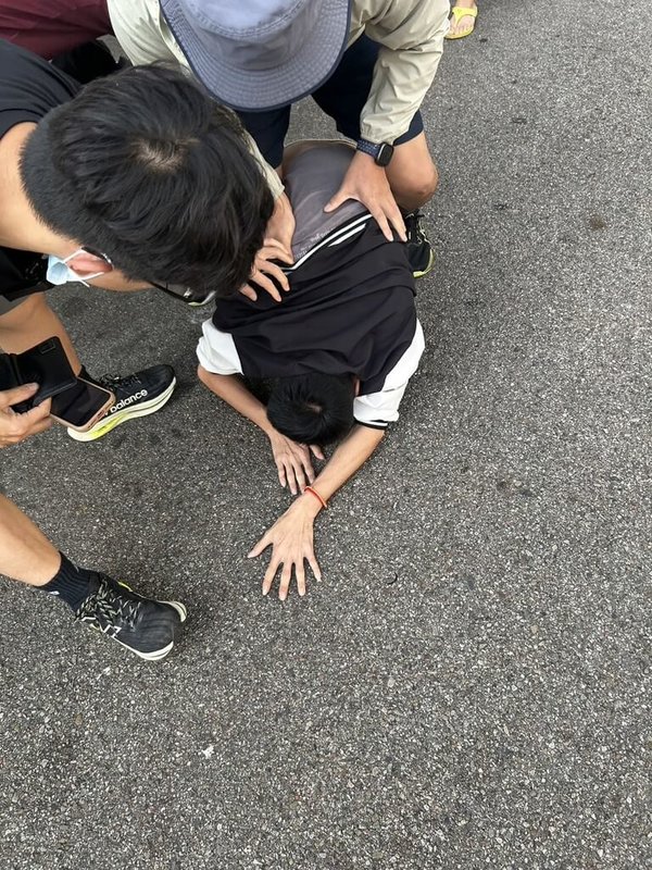 台中市警察局大甲分局22日宣布破獲假投資詐騙案,一名馬來西亞籍33歲林姓男子自稱社群媒體旅遊網紅,受詐欺集團指示來台擔任車手,現身取款時,遭警方壓制在地,依法移送偵辦。(民眾提供)中央社記者郝雪卿傳真 114年10月22日