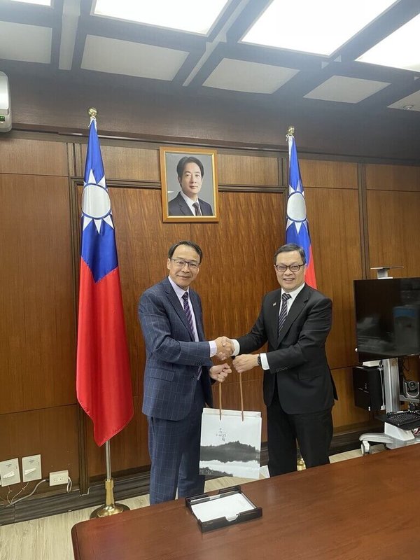 外交部政務次長陳明祺(右)22日接見世界台灣商會聯合總會第32屆總會長熊強生(左),並致贈禮品。(外交部提供)中央社記者楊堯茹傳真 114年10月22日