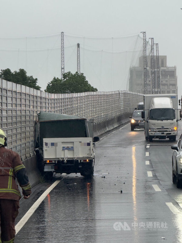 新北市環河快速道路22日下午發生交通事故,林姓駕駛疑因天雨路滑,不慎在出口處擦撞到小貨車、計程車及小客車,造成3人受傷送醫。(翻攝畫面)中央社記者曹亞沿傳真 114年10月22日