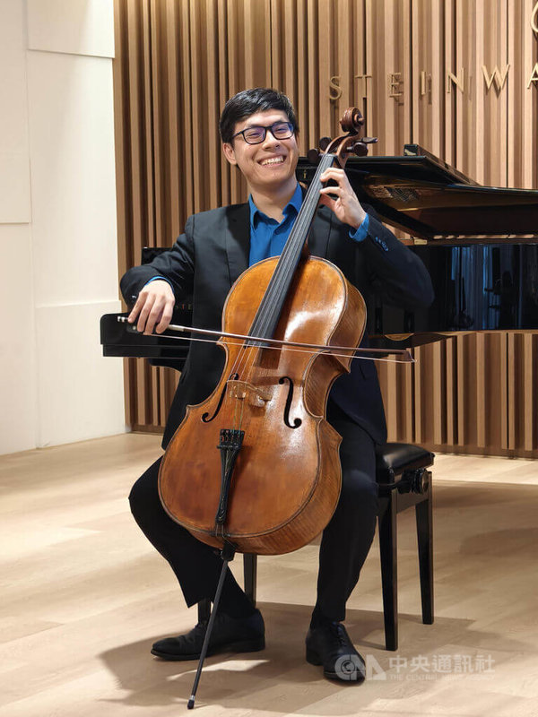 柴科夫斯基國際音樂大賽大提琴金獎得主馮勇智（Zlatomir Fung）（圖）抵台，將於獨奏會帶來巴赫全本「無伴奏大提琴組曲」。中央社記者趙靜瑜攝　114年10月22日
