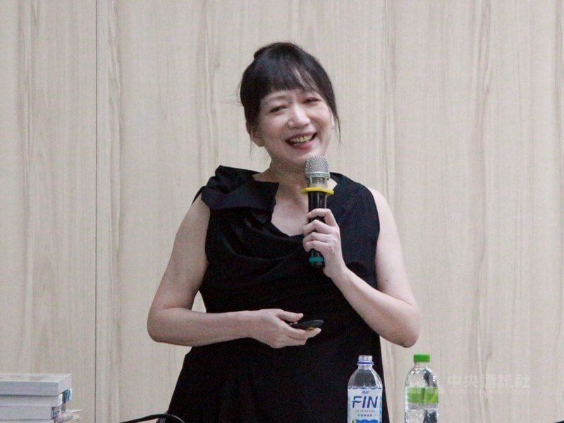 台大中文系教授蔡璧名曾說,學中文可以走很多不同的路,就像她用4年研究,重新認識中醫,打開莊子文章,從膽小害怕變得快樂逍遙。圖為蔡璧名2024年6月留影。(中央社檔案照片)