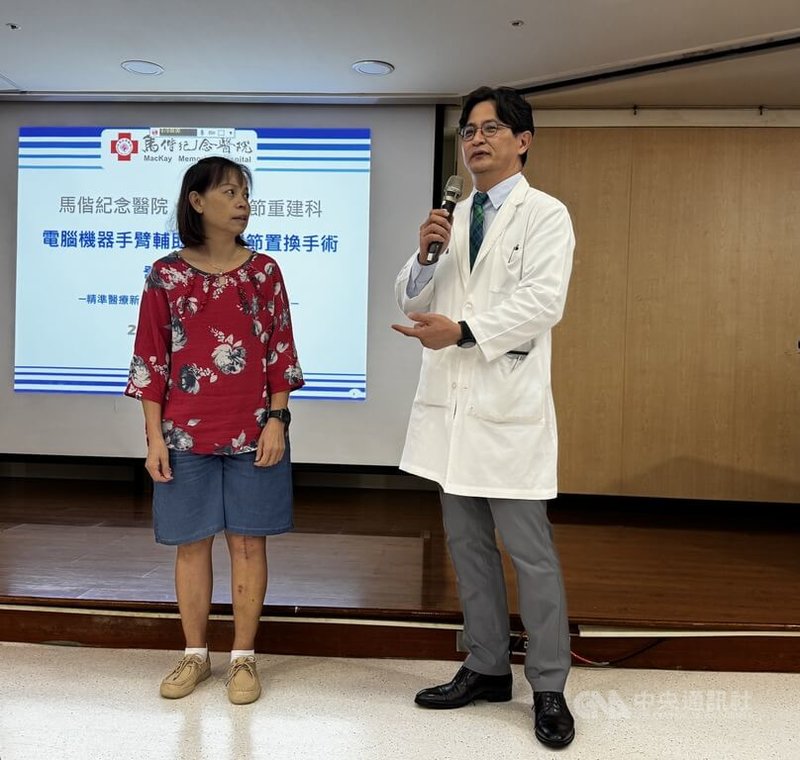 60多歲盧女士(左)多年來飽受膝蓋不適困擾,22日在馬偕醫院記者會上,秀出接受AI機械手臂輔助手術後的膝蓋,開心表示術後2週恢復良好,又可以運動了。中央社記者沈佩瑤攝 114年10月22日