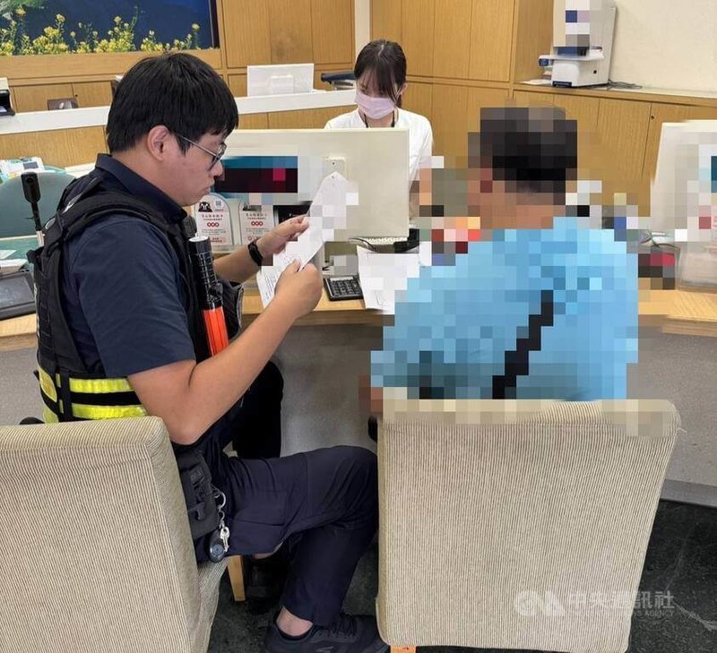 台中林姓男子(前右)日前在網路看到跨國股票交易廣告,聲稱可透過AI代抽未上市股票,他加入後對方通知抽中港股可投資獲利,他20日到銀行要匯款時,行員發現有異報案,請警方到場協助阻詐。(翻攝照片)中央社記者蘇木春傳真 114年10月22日