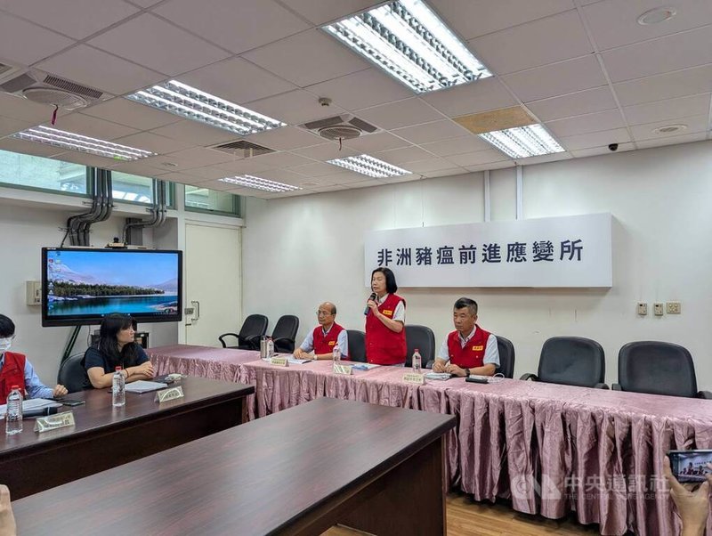 台中一處養豬場檢出非洲豬瘟病毒陽性反應,非洲豬瘟前進應變所23日在農業部防檢署台中分署舉辦記者會說明。中央社記者蘇木春攝 114年10月23日