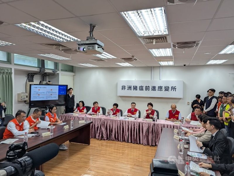 行政院長卓榮泰(後坐者中)23日南下台中視導非洲豬瘟前進應變所,農業部次長杜文珍(後坐者左)、行政院秘書長張惇涵(後坐者左3)、政務委員陳時中(後坐者左2)、環境部環境管理署副署長林左祥(後坐者右2)、台中市長盧秀燕(後坐者右3)等人出席。中央社記者蘇木春攝 114年10月23日