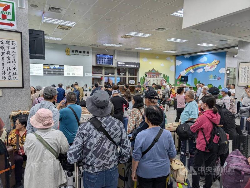 金門小三通22日全日停航,23日上午往返金門、廈門航線短暫復航,中轉金門返台旅客湧入機場,在候補櫃檯前等待候補返台。中央社記者吳玟嶸攝 114年10月23日
