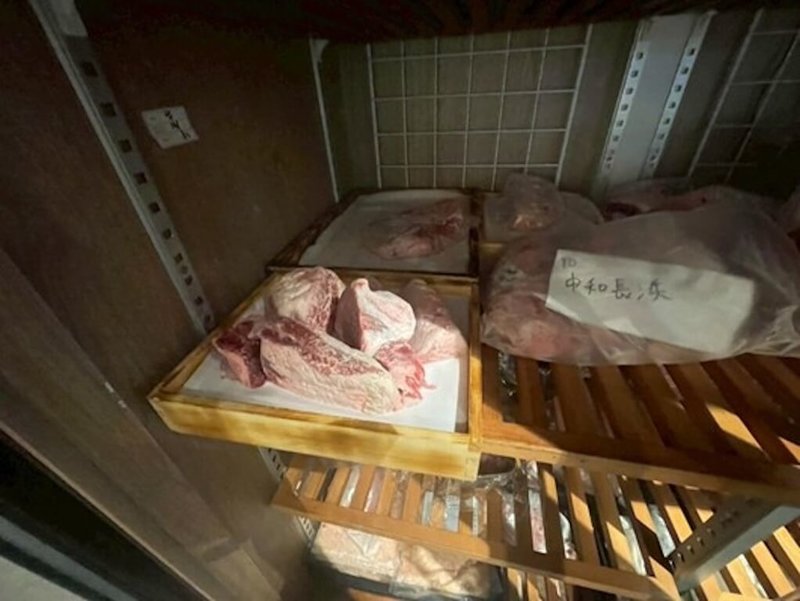 媒體報導有民眾吃知名壽喜燒上吐下瀉送急診。台北市衛生局23日表示,22日前往稽查發現有冰箱食材例如肉品、蔬菜等,未加蓋保存的衛生缺失問題,已限期改正。(台北市衛生局提供)中央社記者楊淑閔傳真 114年10月23日