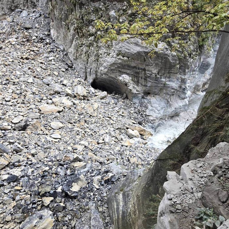 林業及自然保育署花蓮分署監測立霧溪燕子口堰塞湖,參考降雨量預測及各項監測數據,確認堰塞湖水位穩定,滲流沒有加劇,23日下午1時30分發布解除紅色警戒通報。(林業及自然保育署花蓮分署提供)中央社記者張祈傳真 114年10月23日