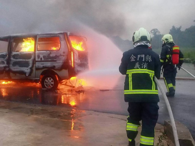 金門金湖水庫旁22日下午5時發生汽車火警,金門縣消防局獲報到場布水線滅火,車內1名民眾已明顯死亡。(金門縣消防局提供)中央社記者吳玟嶸傳真 114年10月23日