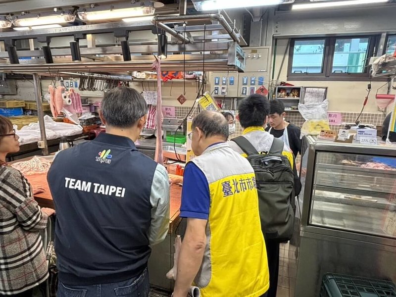 台中出現疑似非洲豬瘟疫情。台北市政府23日派員到環南市場、西寧市場及南門市場稽查,市場處表示,各豬肉攤皆有合法屠宰證明及進貨來源,無異常。(產發局提供)中央社記者劉建邦傳真 114年10月23日