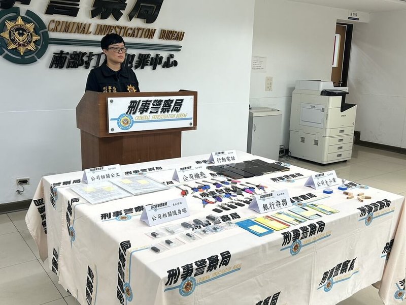 第3方支付業者數支付科技公司於民國113年遭查獲涉幫詐團洗錢,檢警發現其出金部門轉移高雄運作,循線查獲2間人頭公司,逮捕11人,起獲公司大小章、公司帳戶、手機等關鍵證物。(刑事警察局南部打擊犯罪中心提供)中央社記者洪學廣傳真 114年10月23日