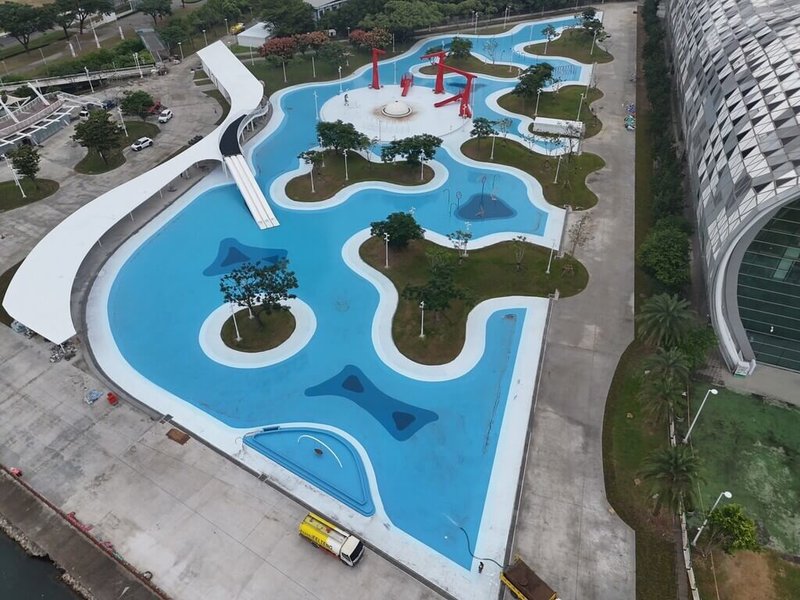 高雄市政府將原有「星光水岸公園」擴大並重新規劃為大型水上樂園,設有多項水上遊具、滑水道與鞦韆拍照區等設施,預計24日起至11月2日試營運。(高雄市工務局提供)中央社記者蔡孟妤傳真 114年10月23日