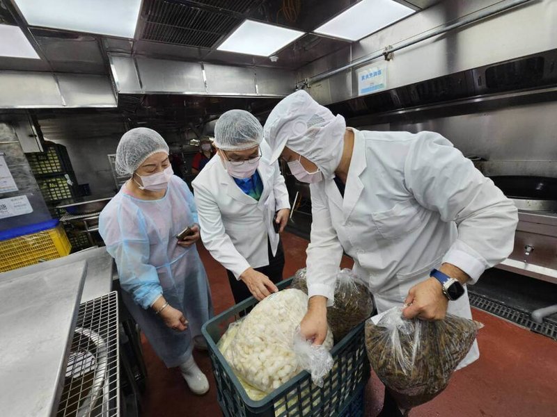 台中市梧棲區一家養豬場檢出非洲豬瘟陽性。台北市政府教育局23日表示,北市各校營養午餐均使用具認證標章的豬肉,禁止使用溫體豬;針對極少數曾使用溫體豬的業者,已暫時停用相關食材。(教育局提供)中央社記者劉建邦傳真 114年10月23日