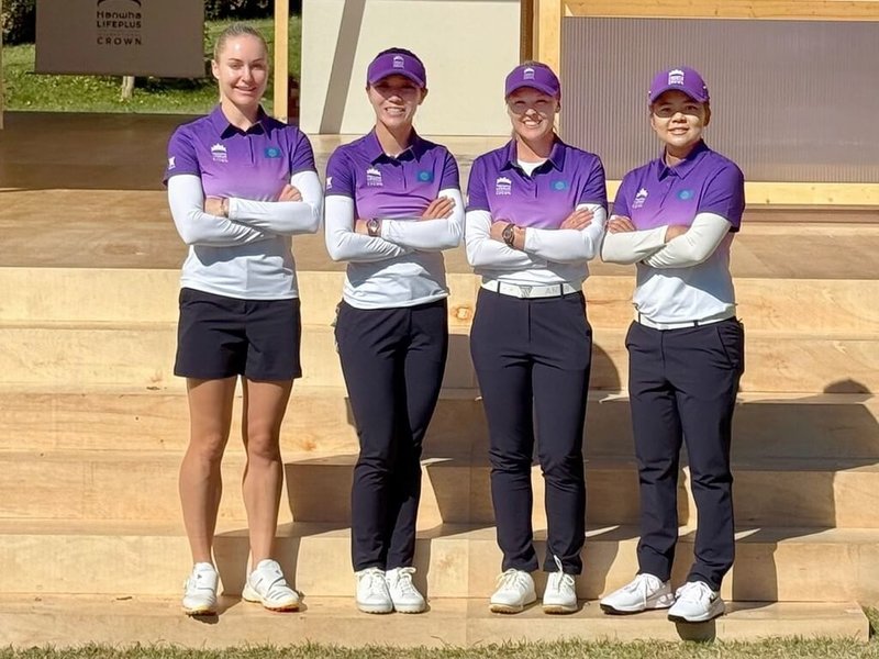 LPGA皇冠盃高球對抗賽23日在韓國展開首日賽事,代表世界隊出賽的「台灣一姐」徐薇淩(右)和搭檔韓德森(Brooke Henderson)(右2)成功搶下一勝。(昊昭顧問有限公司提供)中央社記者黎建忠傳真 114年10月23日
