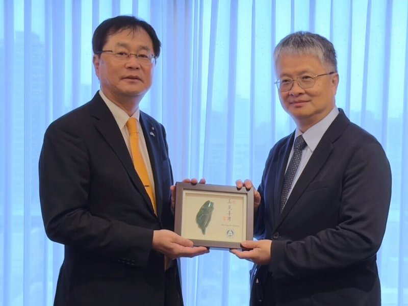 日本山口縣教育委員會教育長繁吉健志(左)近日率團訪台,參訪高雄、台南、台北、基隆等縣市學校,並與教育部次長劉國偉(右)交流。(教育部提供)中央社記者陳至中傳真 114年10月23日