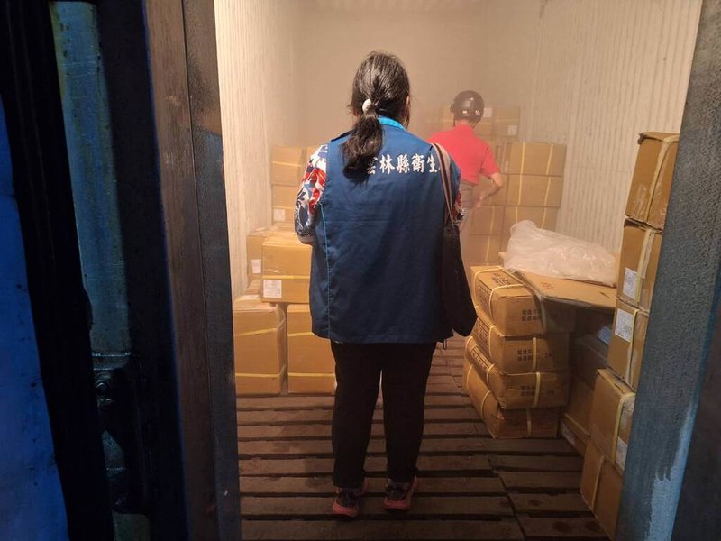 台中市梧棲區一家養豬場檢出非洲豬瘟陽性反應,有28隻豬銷往市面,其中3隻豬由彰化縣加工廠分切後流向雲林等6縣市零售商。雲林縣衛生局23日獲報後迅速掌握3處流向,立即派員前往查封,肉品全數未出售。(雲林縣衛生局提供)中央社記者姜宜菁傳真 114年10月23日