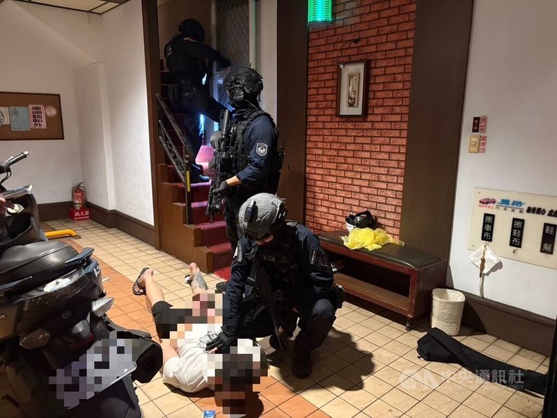 新北市新莊區22日晚間發生槍擊案,疑因經營汽車美容糾紛,3名嫌犯開車尾隨李姓男子,趁他下車時朝其開槍,李男頸部中彈不治。警方隨即於23日清晨在三重區汽車旅館與霹靂小組強勢攻堅逮捕3嫌,將依殺人罪等移送新北地檢署偵辦。(翻攝照片)中央社記者曹亞沿傳真 114年10月23日