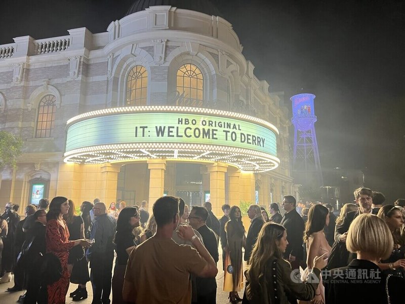 恐怖影集「牠:歡迎來到德利鎮」(IT: Welcome to Derry)20日舉行試映會,主辦單位在劇院外噴灑煙霧,營造恐怖氣氛。中央社記者林宏翰洛杉磯攝 114年10月23日