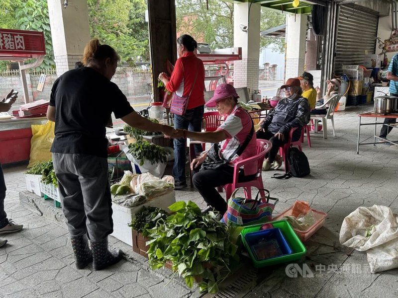 光復第一市場部分攤商23日恢復營業,攤商自備桌椅,擺放生鮮蔬菜供民眾選購。中央社記者張祈攝 114年10月23日